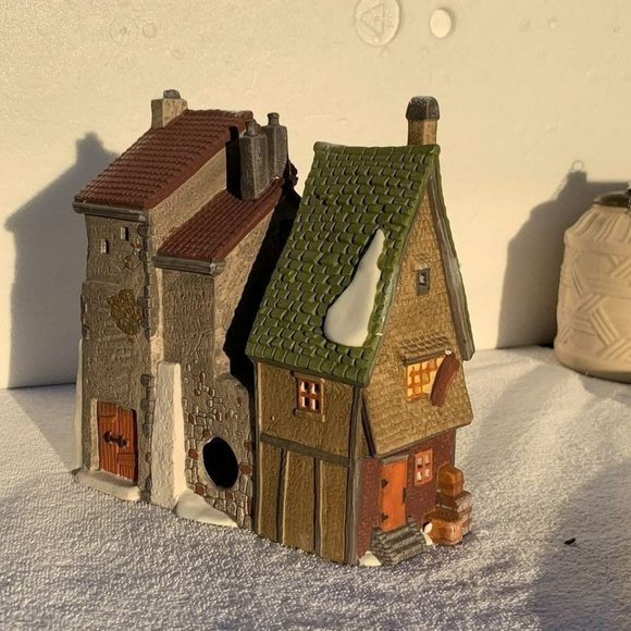 Dept 56 Fagin's Hide-A-Way Dickens Village Lighted Christmas Building - 1991 - Picture 10 of 12